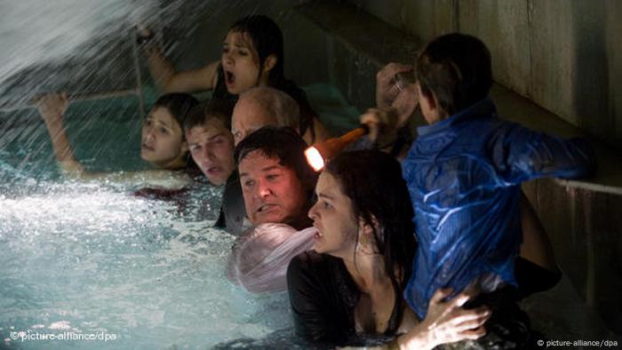 Photo du film Poséidon un groupe de personnes choquées dans l'eau jusqu'au cou 