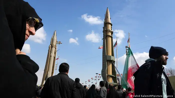 德黑兰也在周六展示了其军事实力，展示了Emad和Sejjil弹道导弹