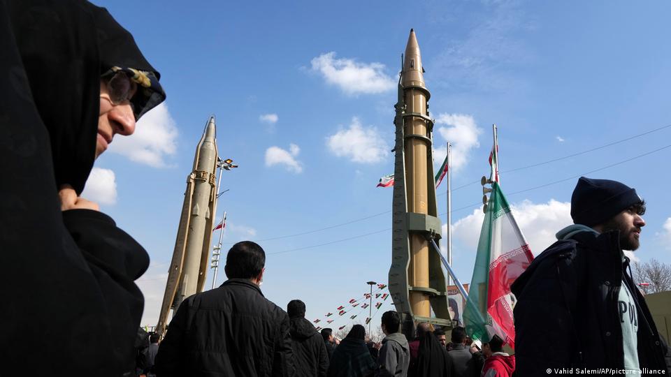 Misiles de fabricación nacional, exhibidos durante la conmemoración de la Revolución Islámica de 1979, en Teherán, Irán, febrero de 2023.