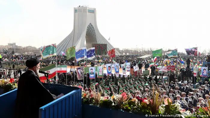 图为伊朗总统莱希2月11日在纪念伊斯兰革命44周年的活动上讲话