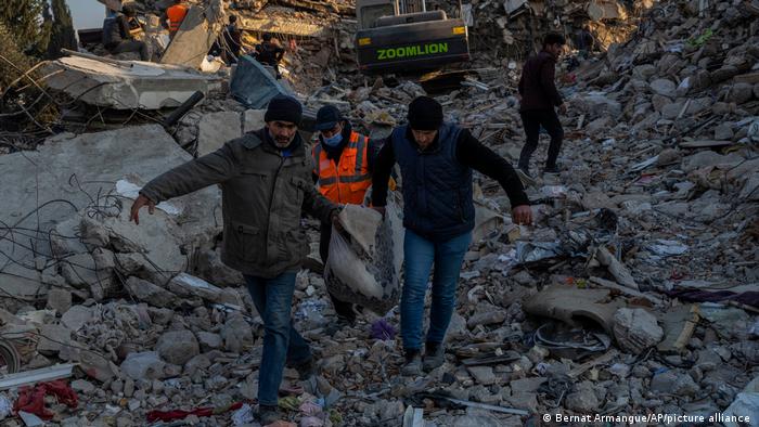 Las brigadas de rescates continúan extrayendo cuerpos entre los escombros en la ciudad turca de Antakya.