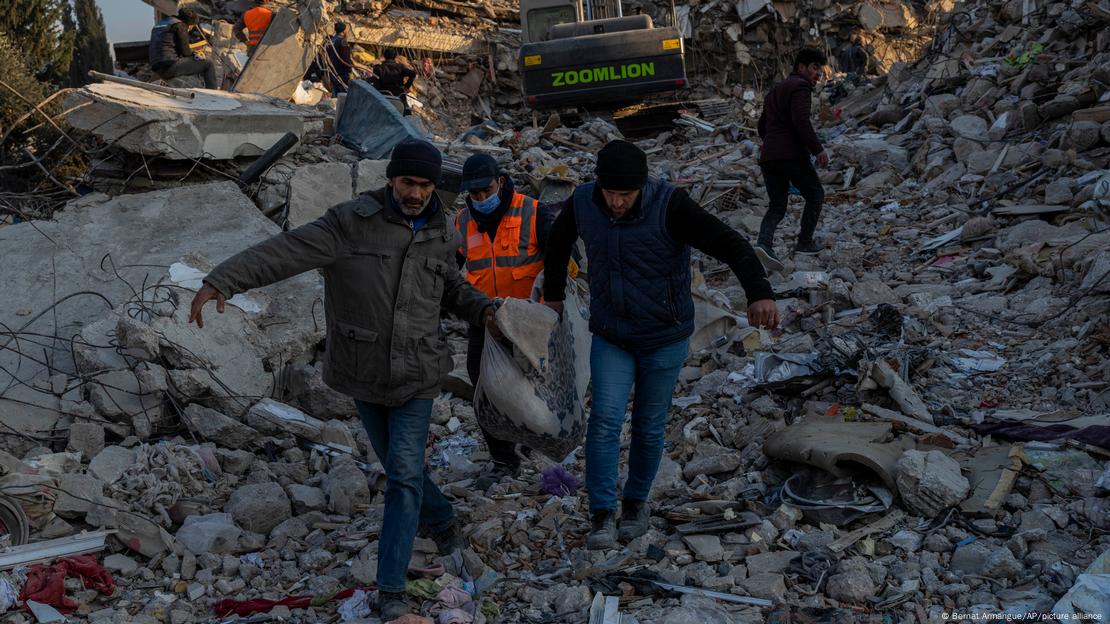 Antakya'da enkazdan çıkartılan bir cansız beden Antakya'da enkazdan çıkartılan bir cansız beden