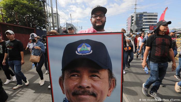 Foto de personas que participan en marcha oficialista en Nicaragua