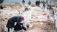 10.02.2023
Menschen beklagen den Tod ihrer Angehörigen. Die Türkei hat nach den tödlichen Erdbeben in den südlichen Provinzen eine siebentägige Staatstrauer ausgerufen. +++ dpa-Bildfunk +++