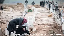 10.02.2023
Menschen beklagen den Tod ihrer Angehörigen. Die Türkei hat nach den tödlichen Erdbeben in den südlichen Provinzen eine siebentägige Staatstrauer ausgerufen. +++ dpa-Bildfunk +++
