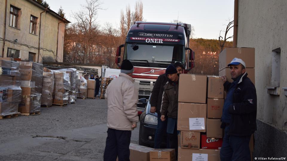 Доброволци помагат за събирането на помощите от Кърджалийско