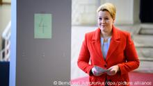 12.02.2023, Berlin: Franziska Giffey (SPD), Regierende Bürgermeisterin von Berlin und Spitzenkandidatin der Berliner SPD, gibt in ihrem Wahllokal in Berlin-Friedrichshain ihre Stimmzettel zur Wahl zum Berliner Abgeordnetenhaus ab. Die im Nachhinein vom Berliner Verfassungsgerichtshof für ungültig erklärte Wahl zum 19. Abgeordnetenhaus von Berlin vom 26. September 2021 wurde am Sonntag wiederholt. Foto: Bernd von Jutrczenka/dpa +++ dpa-Bildfunk +++