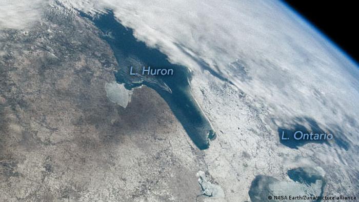 这是美加边境休伦湖（Lake Huron）的卫星图像，2月12日一个飞行物在这里被击落
