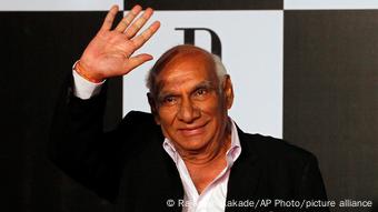 Yash Chopra lächelt und winkt 