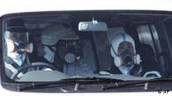 Polizeibeamte bei einer Streifenfahrt am 12. März 2011. Sie tragen Gasmasken und Schutzkleidung, um sich gegen mögliche Verseuchungen zu schützen. (Foto: AP)