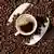 Taça de café em meio a grãos de café