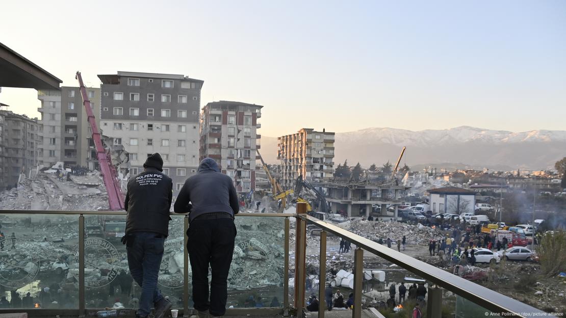 Турската градежна инспекција ги проверува сите згради, кои останаа да стојат и по земјотресот, како овие станбени блокови во градот Антакија