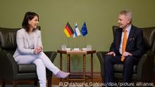 Pekka Haavisto (r), Außenminister von Finnland, spricht mit Annalena Baerbock (Bündnis 90/Die Grünen), Außenministerin, in Helsinki im Ständehaus. Außenministerin Baerbock reist zu einem zweitägigen Besuch nach Finnland und Schweden. +++ dpa-Bildfunk +++