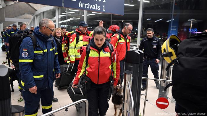 Deutschland Köln | Rückkehr Rettungsteams aus Erdbebengebiet in der Türkei am Flughafen