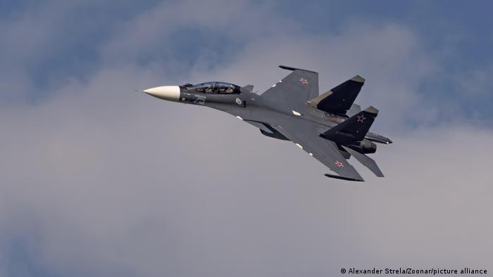 Ein Kampfjet vom Typ Su-30 bei einer Flugshow in Russland (Archivfoto) 