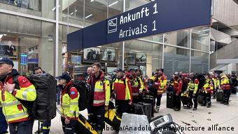 Γερμανοί διασώστες στο αεροδρόμιο της Κολωνίας