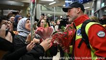 13.02.2023 *** Daniel Lankers, Notarzt, wird von jubelnden Menschen auf dem Flughafen in Köln begrüßt. Mehrere Such- und Rettungsteams aus Deutschland sind nach tagelangem Einsatz im Erdbebengebiet der Türkei in die Heimat zurückgekehrt. Dabei handelt es sich um ein 50-köpfiges Team des Technischen Hilfswerks (THW) sowie ein 42-köpfiges Team der NRW beheimateten Hilfsorganisationen I.S.A.R. Germany und BRH Bundesverband Rettungshunde.
