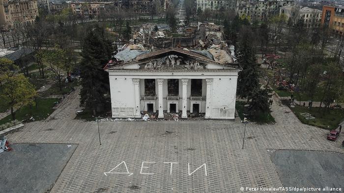 Das zerstörte Theater in Mariupol, mit dem warnenden Schriftzug Kinder auf dem Boden davor