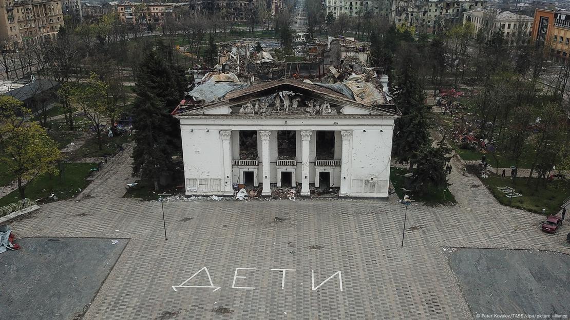 Театърът в Мариупол, в който дни наред хора бяха оставени без храна и вода