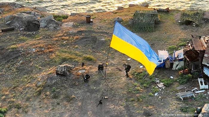 La bandera ucraniana en la Isla de las Serpientes.