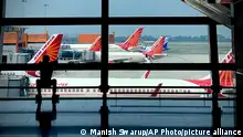 ARCHIV 30.08.2021 *** Flugzeuge der Air India parken auf dem internationalen Flughafen Indira Gandhi. Die Fluggesellschaft Air India will 250 Jets von Airbus kaufen. (zu dpa «Air India will 250 Airbus-Jets kaufen») +++ dpa-Bildfunk +++