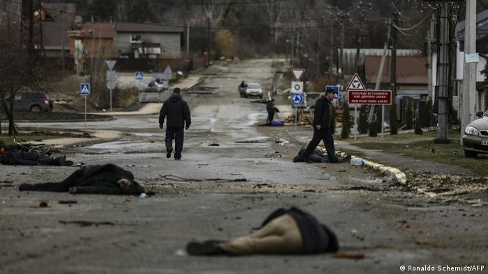 Leichen liegen auf einer Straße von Butscha 