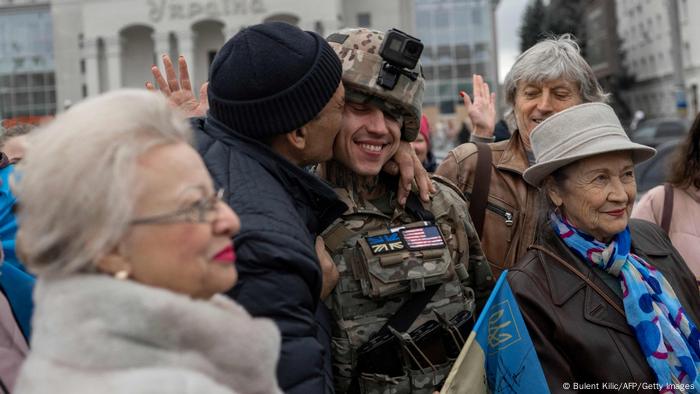 Militares y civiles ucranianos durante la liberación de Kherson.