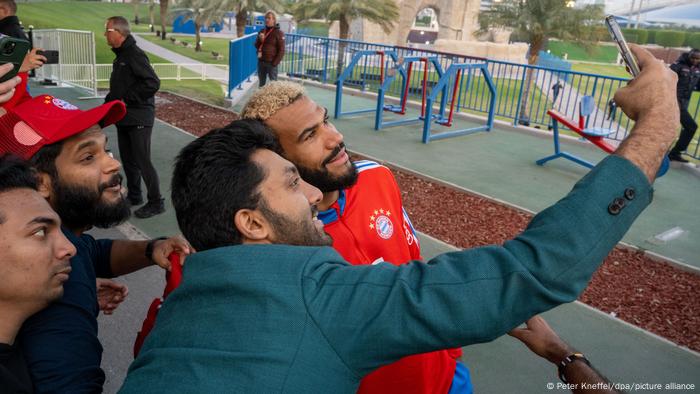 Eric-Maxim Choupo-Moting vom FC Bayern München macht beim Trainingslager in Doha Selfies mit Fans