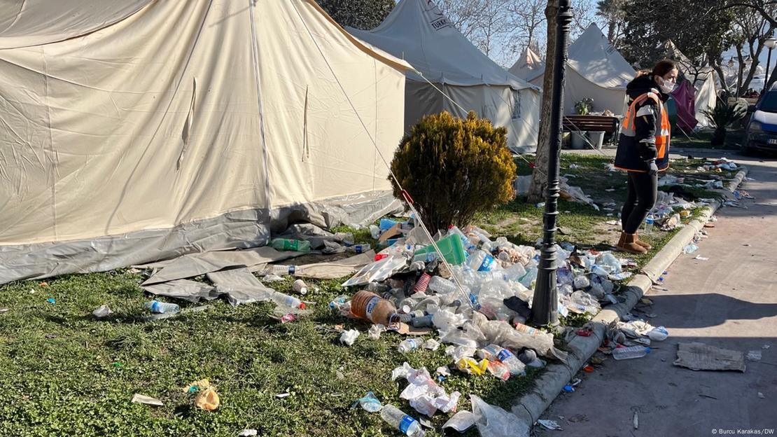 Lixo se acumula entre barracas do acampamento em Hatay