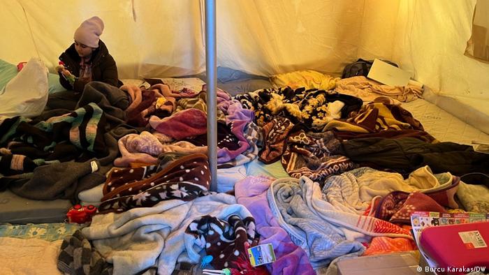 In diesem nicht winterfesten Zelt wohnen 13 Personen aus zwei Familien