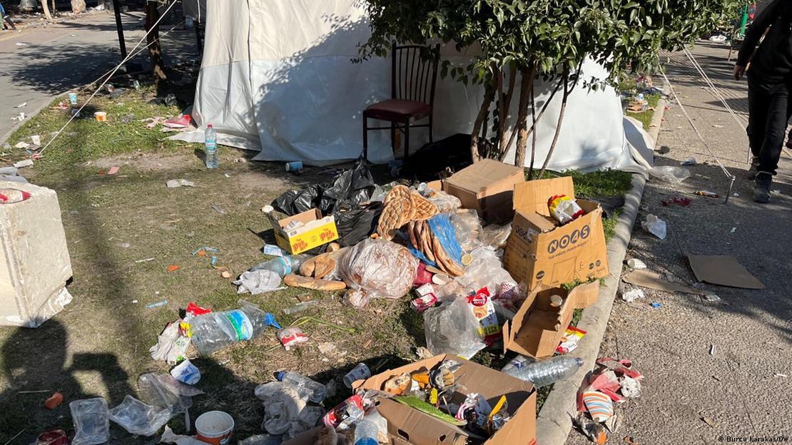 Купишта ѓубре се акумулираат околу шаторите во Хатај