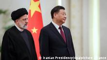 14/02/2023 Xi Jinping (r), Präsident von China, empfängt Ebrahim Raisi, Präsident von Iran, bei einer offiziellen Begrüßungszeremonie. Beide Länder pflegen freundschaftliche Beziehungen. +++ dpa-Bildfunk +++