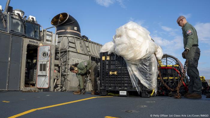 Marineros de la Marina de EE. UU. recuperando un misterioso globo de gran altitud del Océano Atlántico para su transporte a los agentes federales en la Base Expedicionaria Conjunta Little Creek el 10 de febrero de 2023.