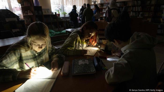 Niños en una biblioteca de Kiev, sin electricidad.