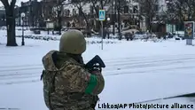 14.02.2023+++ A Ukrainian soldier patrols the street in Bakhmut, Donetsk region, Ukraine, Tuesday, Feb. 14, 2023. (AP Photo/Libkos)