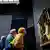 Zahlreiche Menschen betrachten ehrfürchtig ein Vermeer-Gemälde