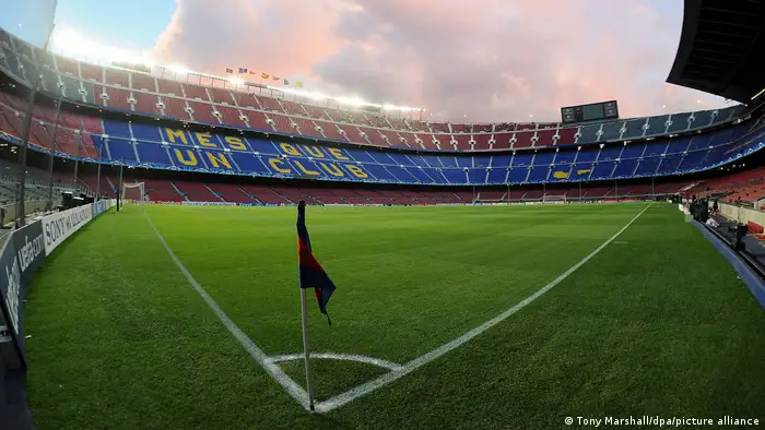 Das Spielfeld des Camp Nou Stadions mit leeren Tribünen in Barcelona, Spanien
