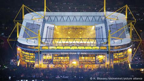 Westfalenstadion in Dortmund bei Nacht
