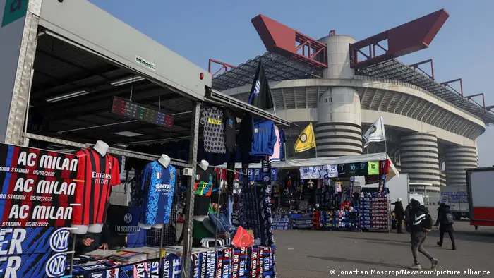 Ein Stand, der AC Mailand und Inter Mailand Fan-Artikel vor dem San Siro Stadion in Mailand verkauft, Italien