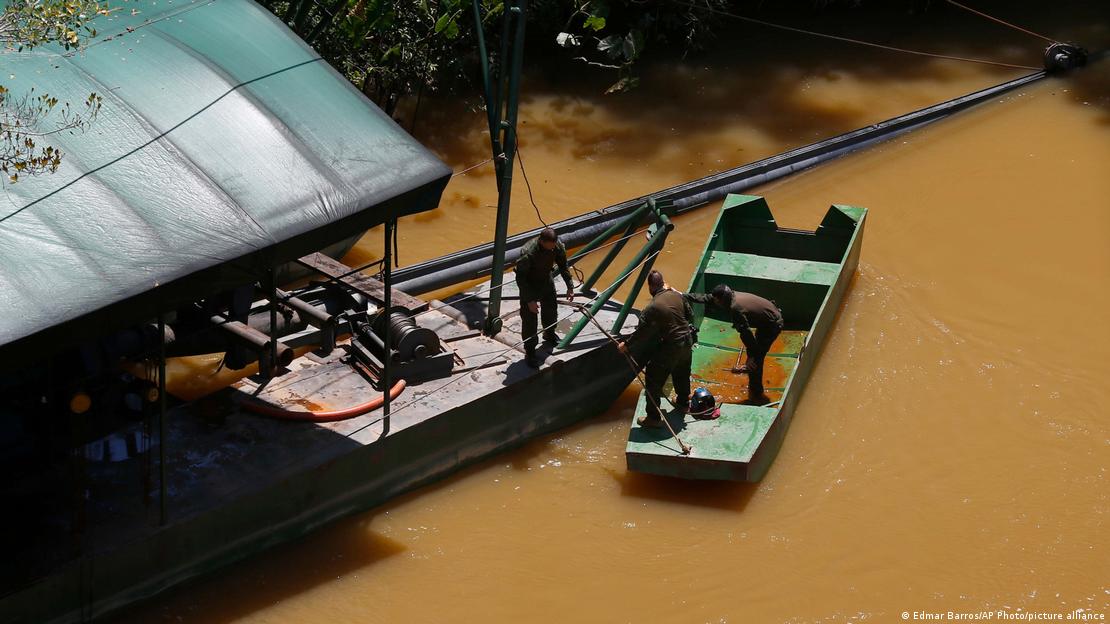 Agentes do Ibama inspecionam jangada de dragagem no rio Uraricoera