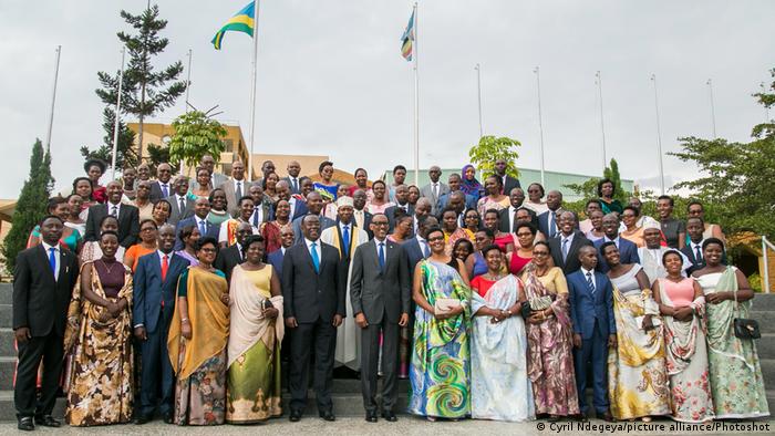 Gruppenbild ruandischer Abgeordneter mit Paul Kagame nach der Parlamentswahl 2018 (Foto: Cyril Ndegeya/picture alliance/Photoshot)