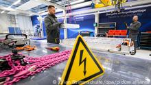 18.05.2022
Mitarbeiter entnehmen ein Batteriemodul aus einer ausgedienten Batterie eines Elektroautos im Batterie-Recycling im VW-Werk Salzgitter. Volkswagen baut für seine geplante Großserien-Fertigung konzerneigener Batteriezellen am Standort Salzgitter eine Batteriezellfabrik. Im Forschungs- und Entwicklungszentrum werden heute schon neue Batteriesysteme für Elektroautos entwickelt.