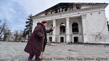 APRIL 8, 2022***
DIESES FOTO WIRD VON DER RUSSISCHEN STAATSAGENTUR TASS ZUR VERFÜGUNG GESTELLT. [DONETSK REGION, UKRAINE - APRIL 8, 2022: A local woman walks past a theatre building destroyed in the embattled city of Mariupol. With tension escalating in Donbass in February, the Russian Armed Forces launched a special military operation in Ukraine in response to appeals for help from the Donetsk and Lugansk People's Republics. Nikolai Trishin/TASS]