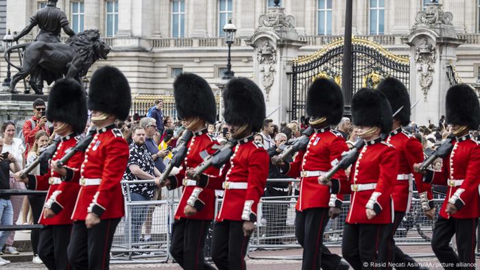 Die Wachablösung vorm Buckingham Palace in London