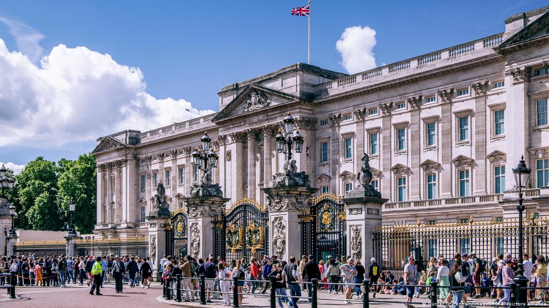 Buckingham Palace dhe turistët para sheshit