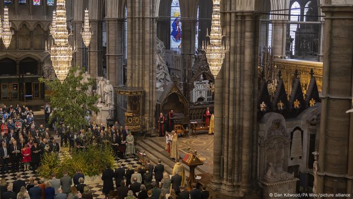 Eine Messe findet in der Westminster Abbey statt, London