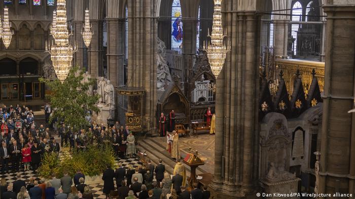 Ein Gottesdienst im Jahr 2022 in der Westminster Abbey in London, Blick von schräg oben in den Altarraum.