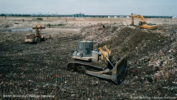 Abfallentsorgung, Recycling, kompostierter Hausmüll wird zur Landschaftsgestaltung weiter verwendet, im Juli 2005, China +++KfW-Bildarchiv / Rüdiger Nehmzow+++ Lizenz: http://bildarchiv.kfw.de/kata/Katalog