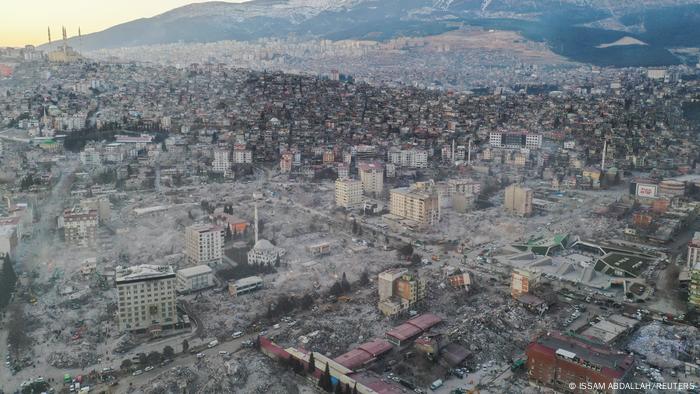 Ein Luftbild, das die Zerstörung in der Stadt Kahramanmaras zeigt