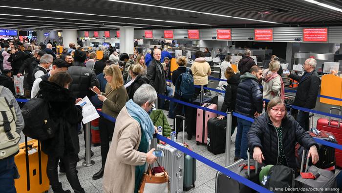 Nach einer IT-Panne standen am Mittwoch die Passagiere stundenlang vor Schaltern am Frankfurter Flughafen 
